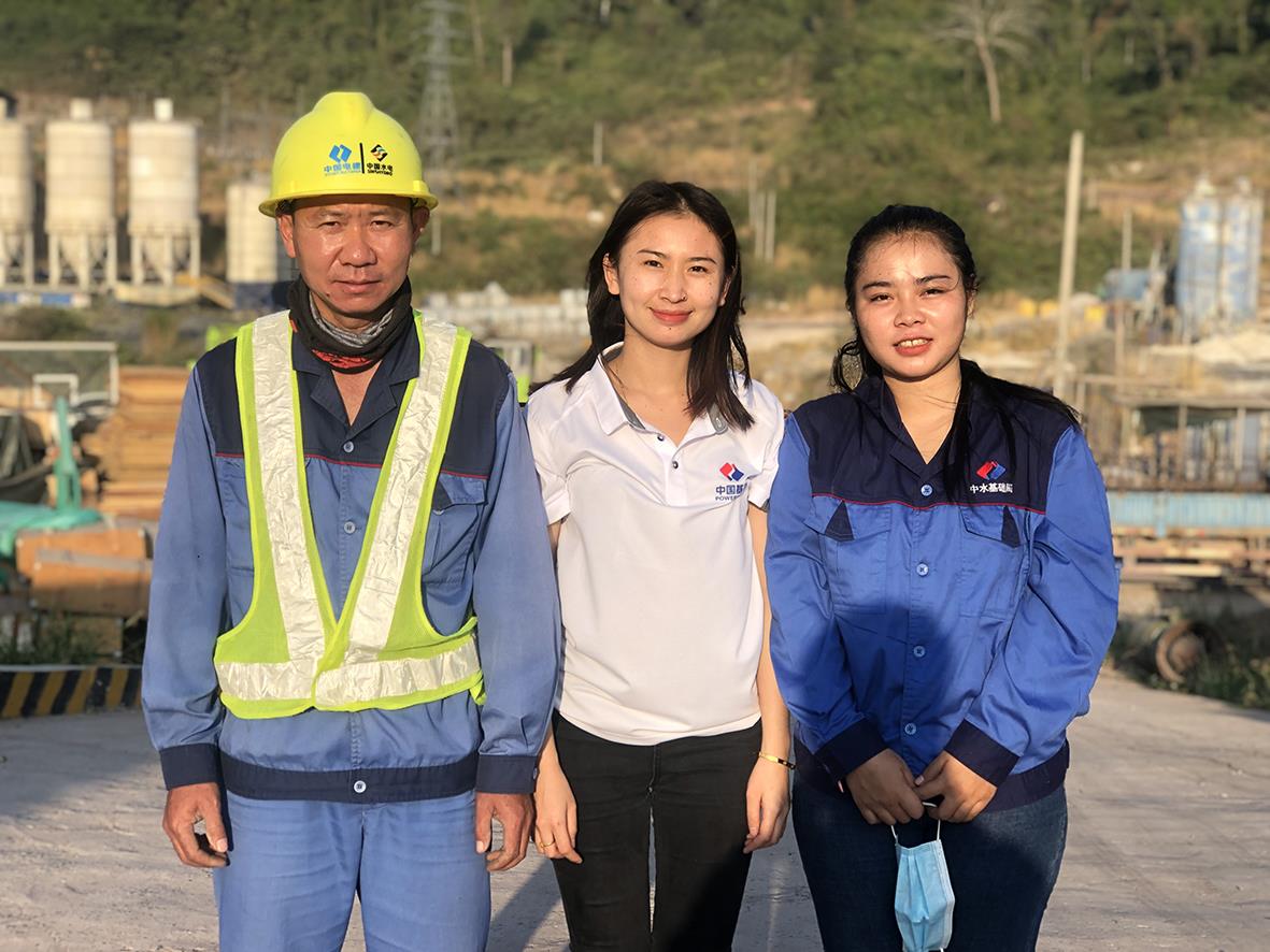 三位老籍員工在南屯1水電站施工現場合影——郭彥君 攝.jpg